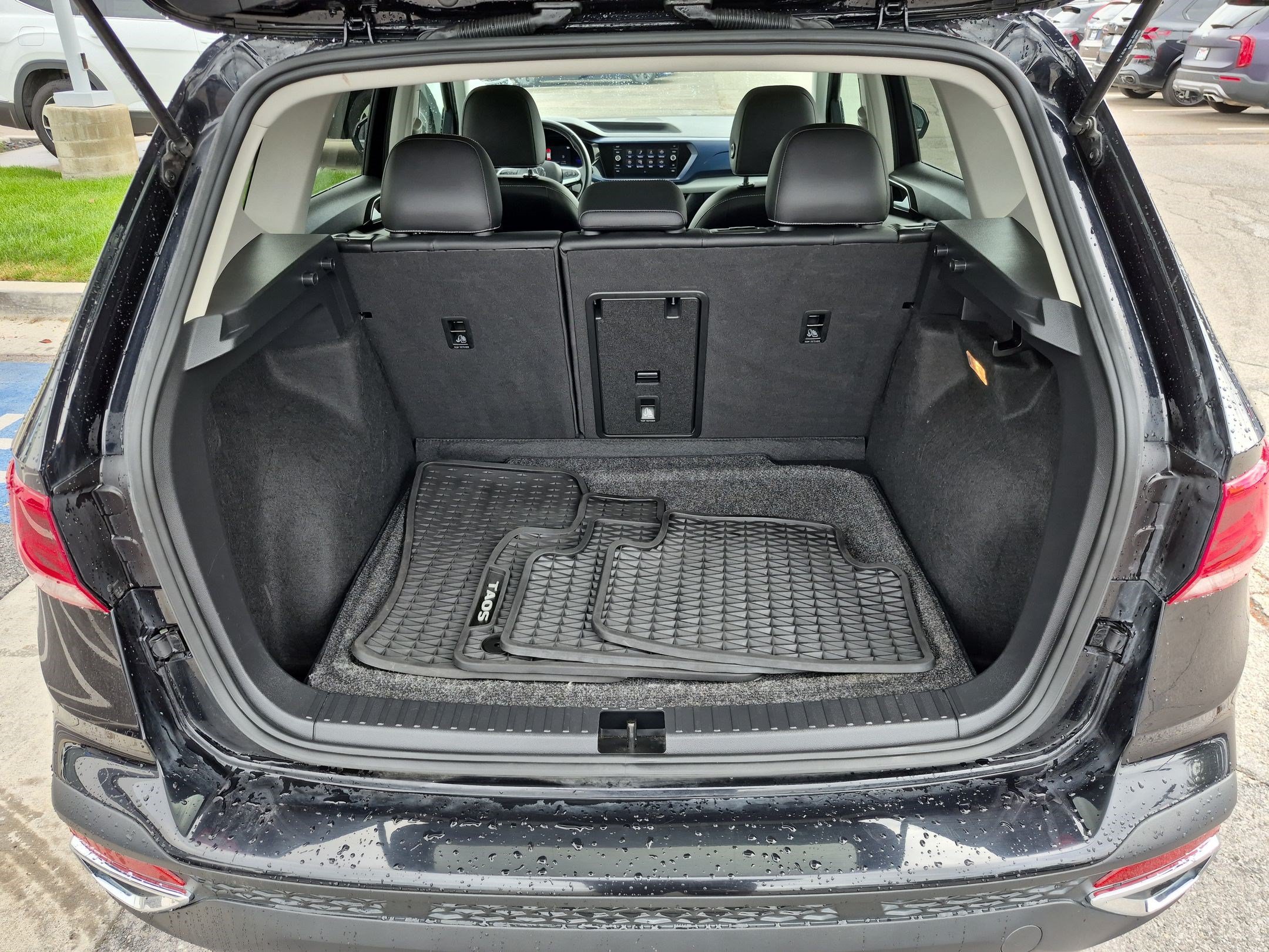 Used 2022 Deep Black Volkswagen SE image 30