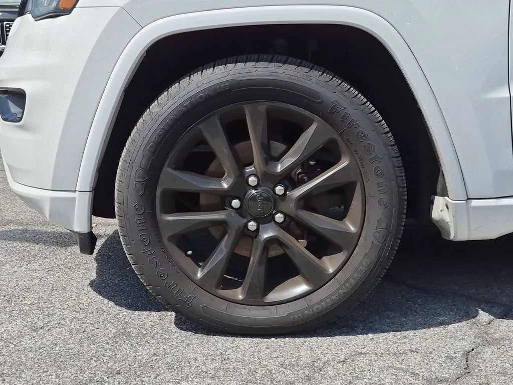 Used 2018 White Jeep Altitude image 28