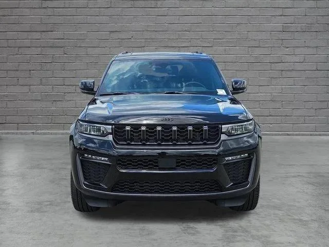 New 2026 Diamond Black Crystal Pearl-Coat Exterior Paint Jeep Limited image 8