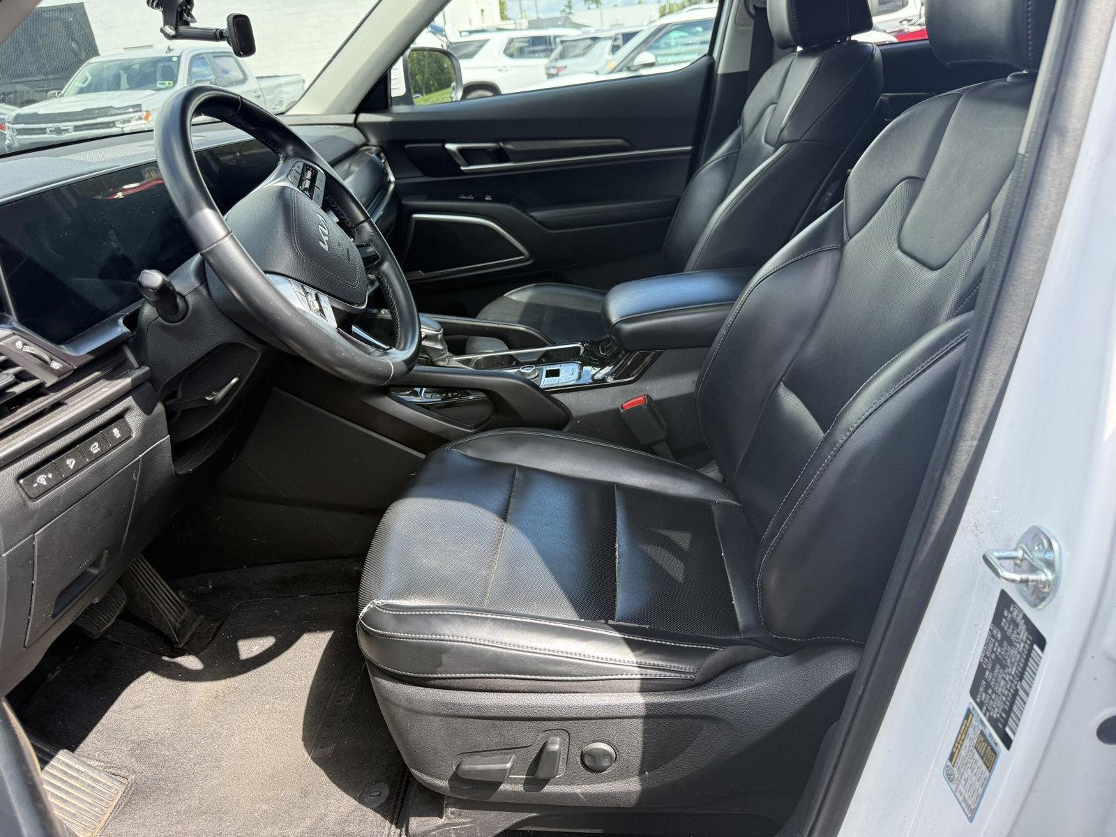 Used 2025 Glacial White Pearl Kia  image 7