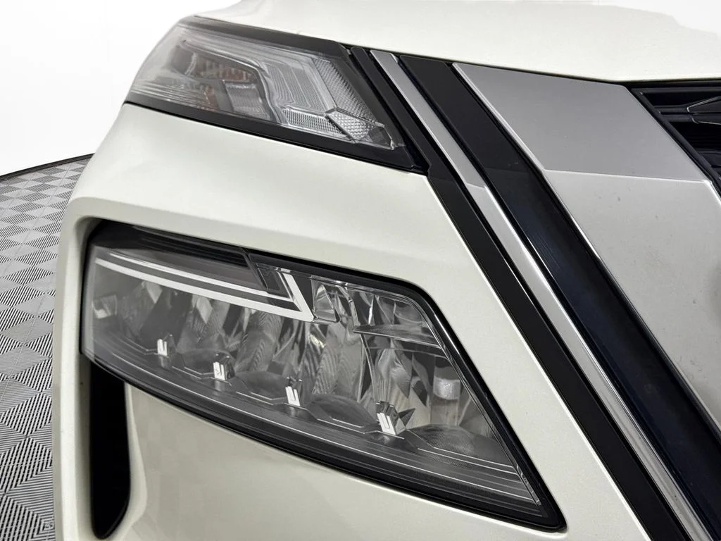 Used 2023 Pearl White Nissan SV image 17