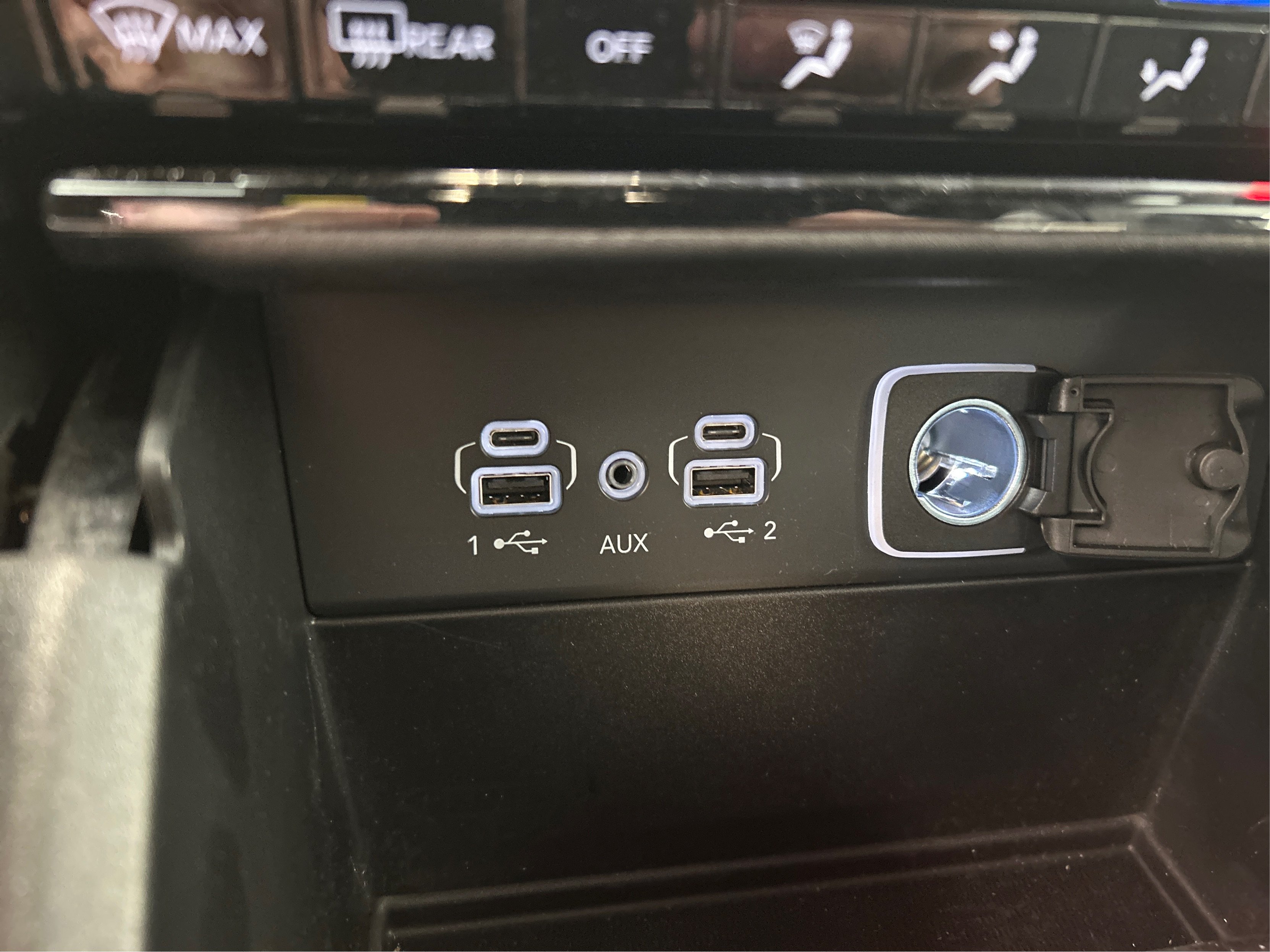 New 2026 Diamond Black Crystal Pearlcoat Jeep Laredo image 31