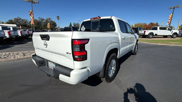 Used 2022 Glacier White Nissan SV image 4