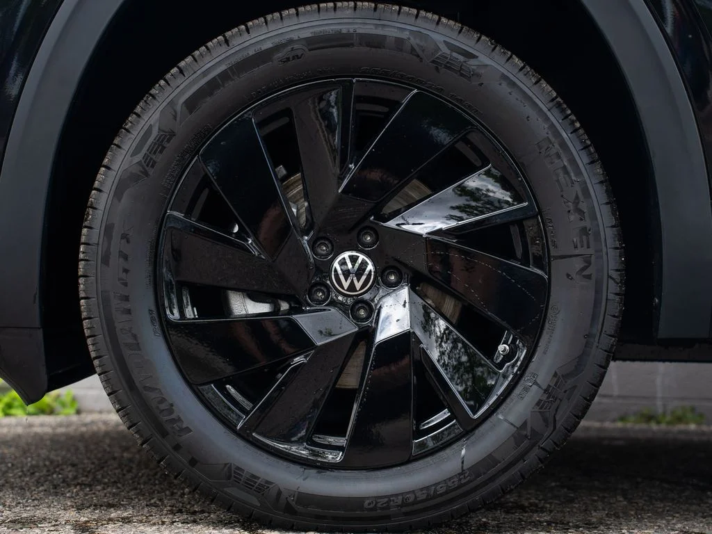 New 2026 Black Volkswagen 2.0T SE w/Technology image 7