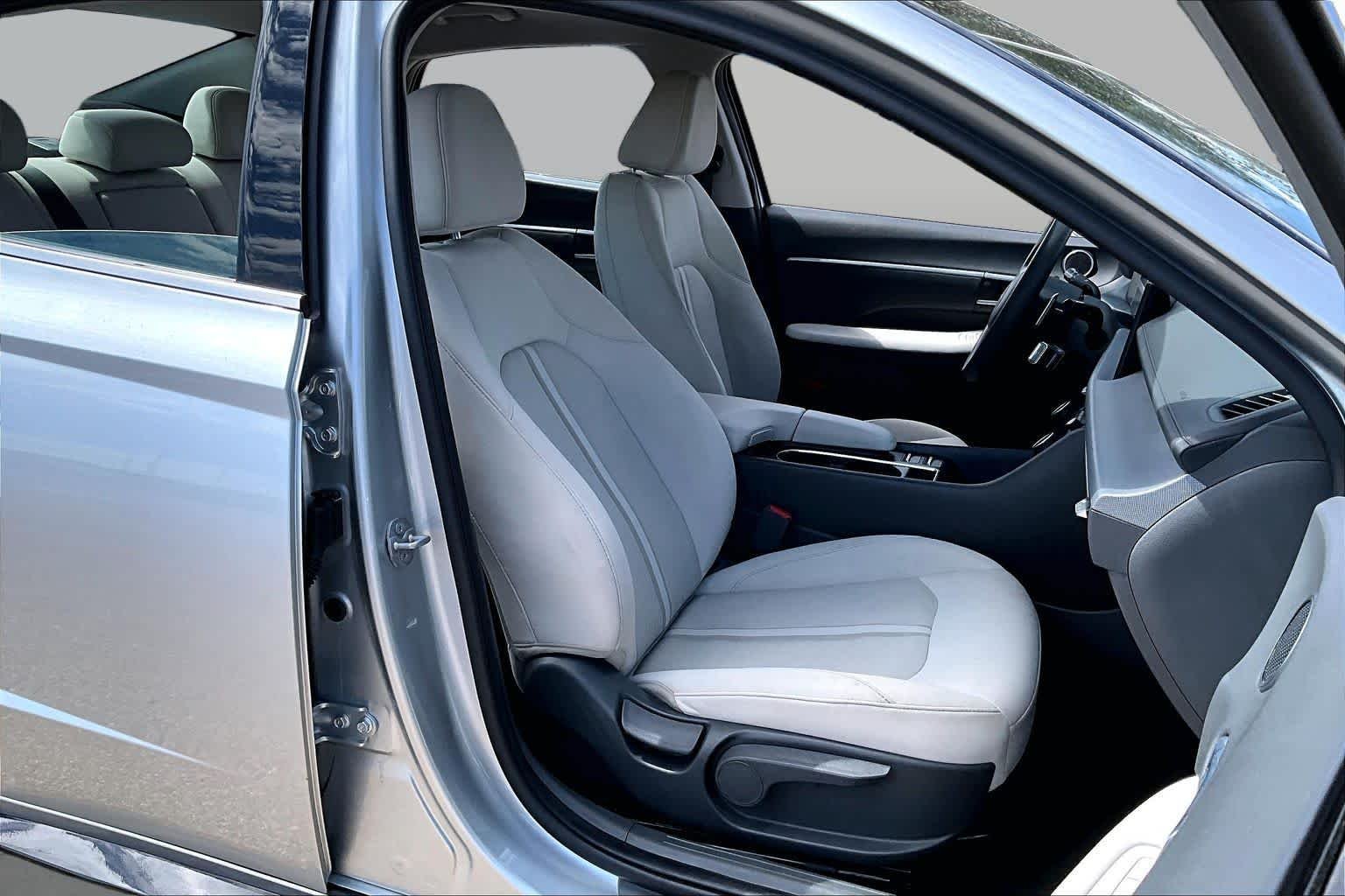 Used 2025 Aero Silver Hyundai SEL image 9