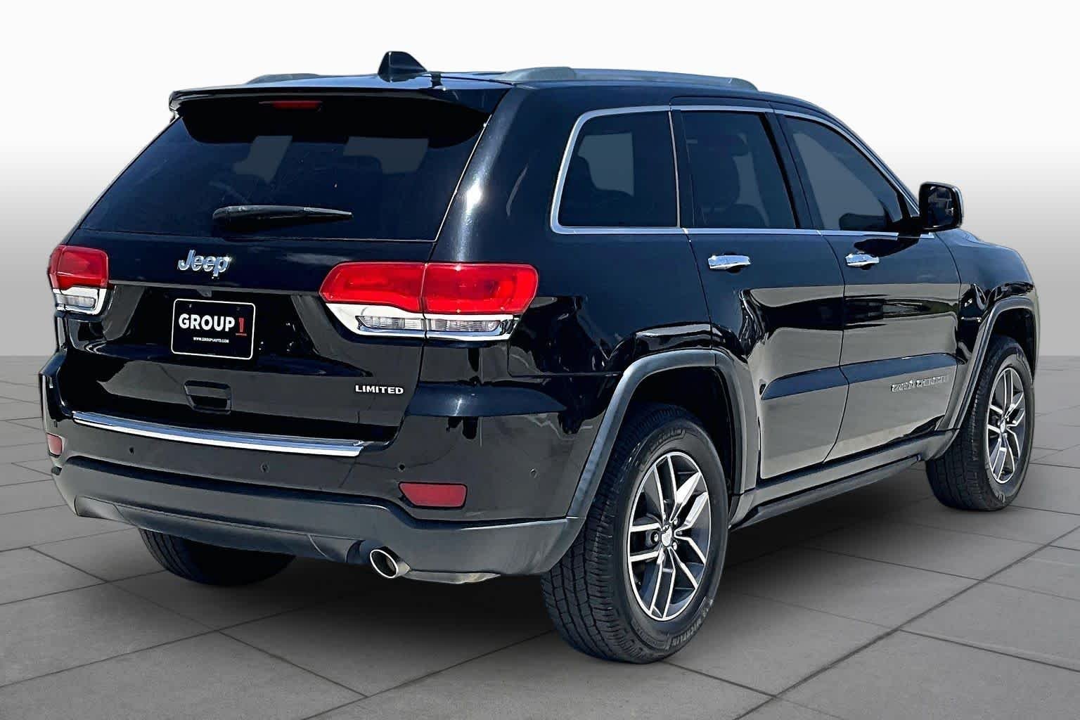 Used 2017 Diamond Black Crystal Pearlcoat Jeep Limited image 12