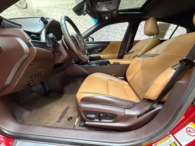 Used 2019 Red Lexus 300h image 19