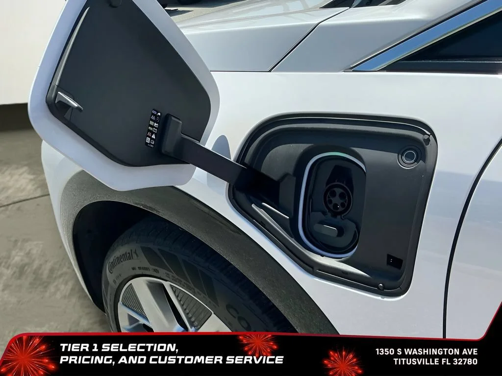 Used 2025 Crystal White Tricoat Cadillac Luxury 2 image 31