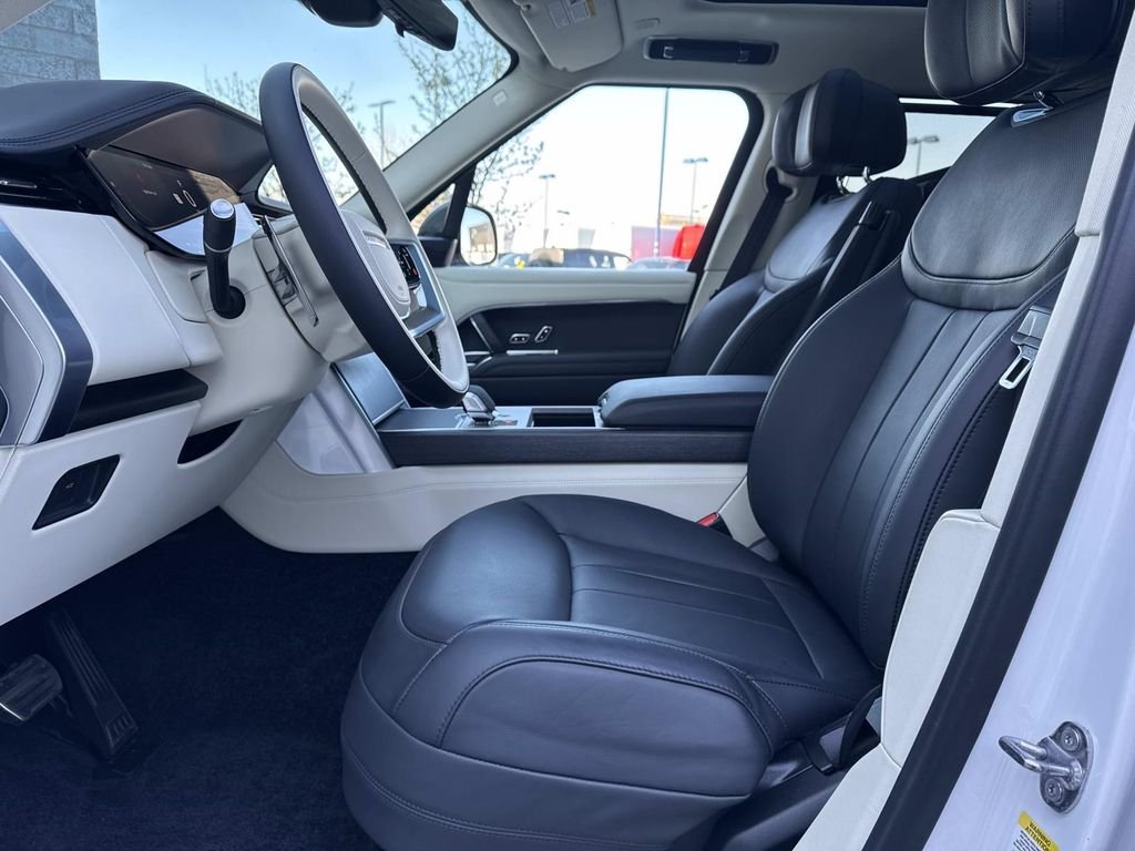 Certified Used 2024 Icy White SV Bespoke Special Effect Gloss Land Rover Autobiography image 21