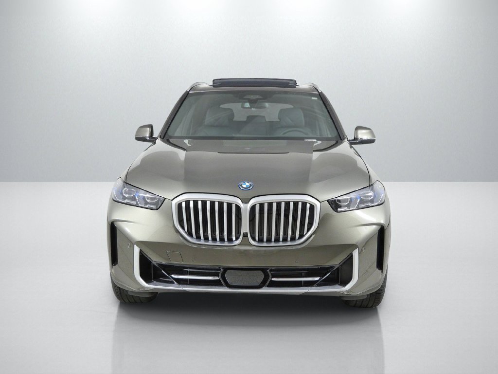 New 2026 Manhattan Green Metallic BMW xDrive50e image 2