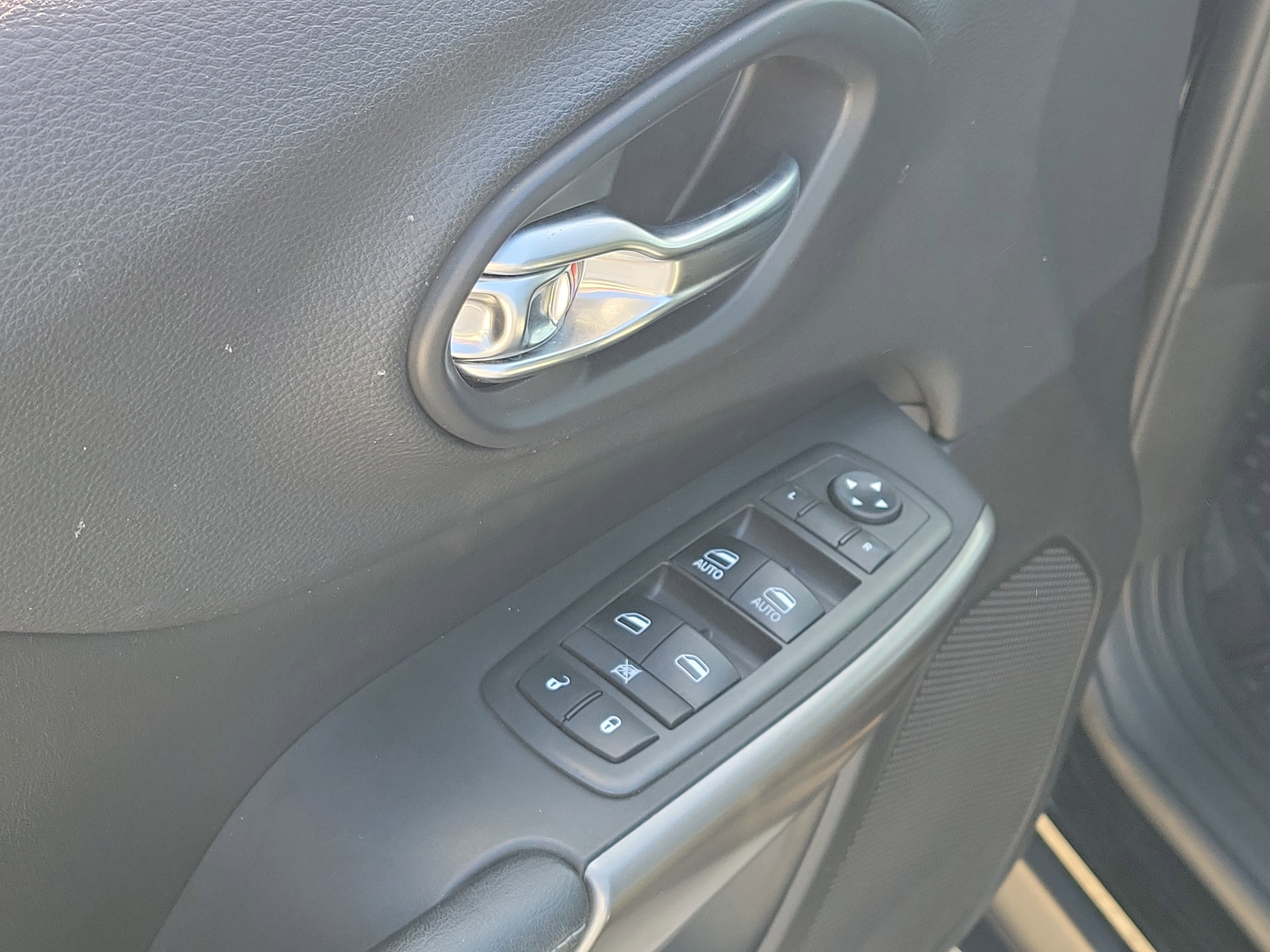 Used 2019 Diamond Black Crystal Pearlcoat Jeep Latitude Plus image 21