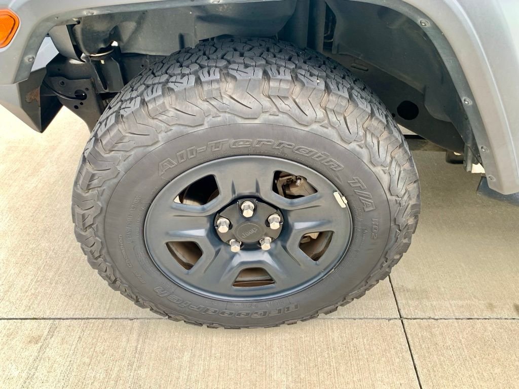 Used 2018 White Jeep Sport image 11