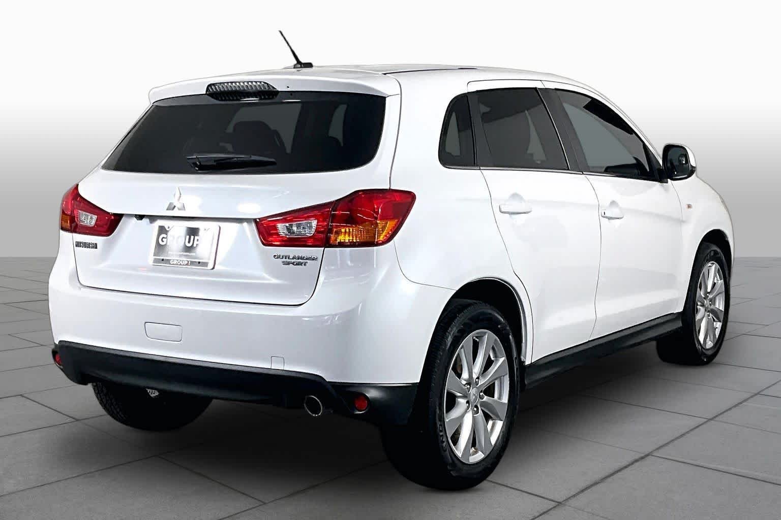 Used 2015 White Pearl Mitsubishi SE image 12