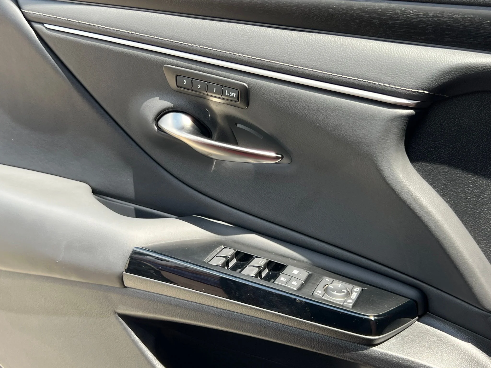 Used 2025 Red Lexus 300h F SPORT Design image 33