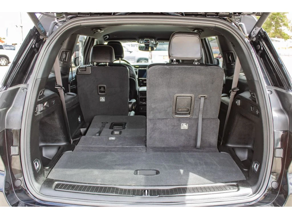 Used 2024 Diamond Black Crystal Pearlcoat Jeep Limited image 13