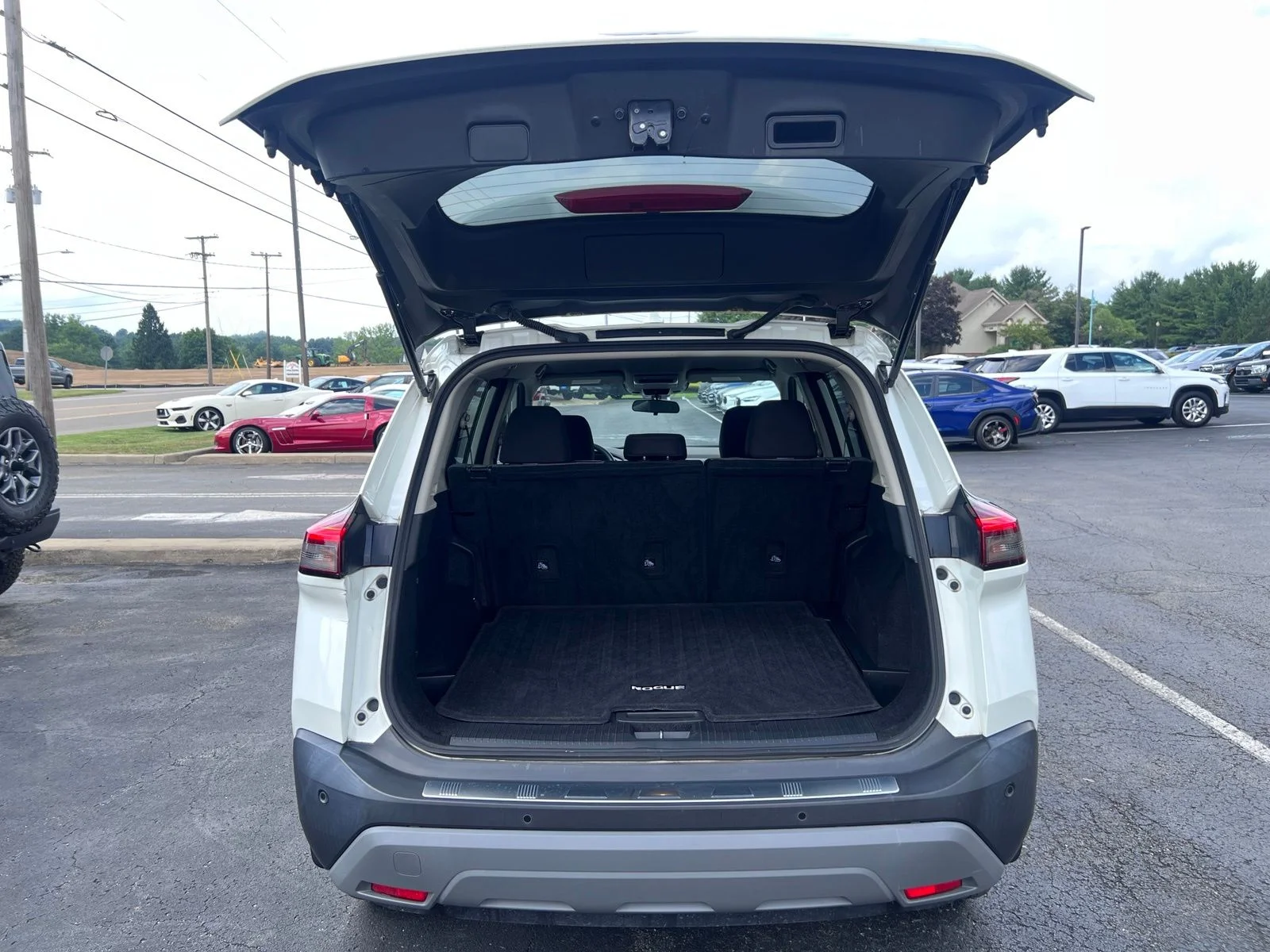 Used 2022 White Nissan SV image 7