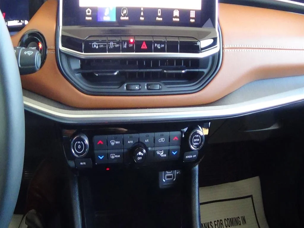 Used 2025 Hydro Blue Pearl Coat (pbj) Jeep Limited image 30