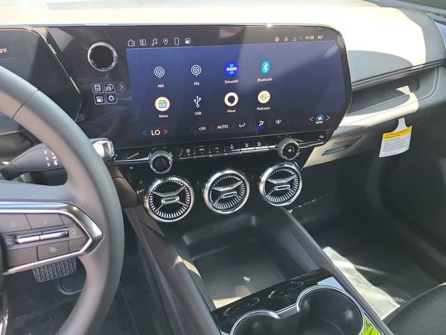 New 2025 Summit White Chevrolet LT image 29
