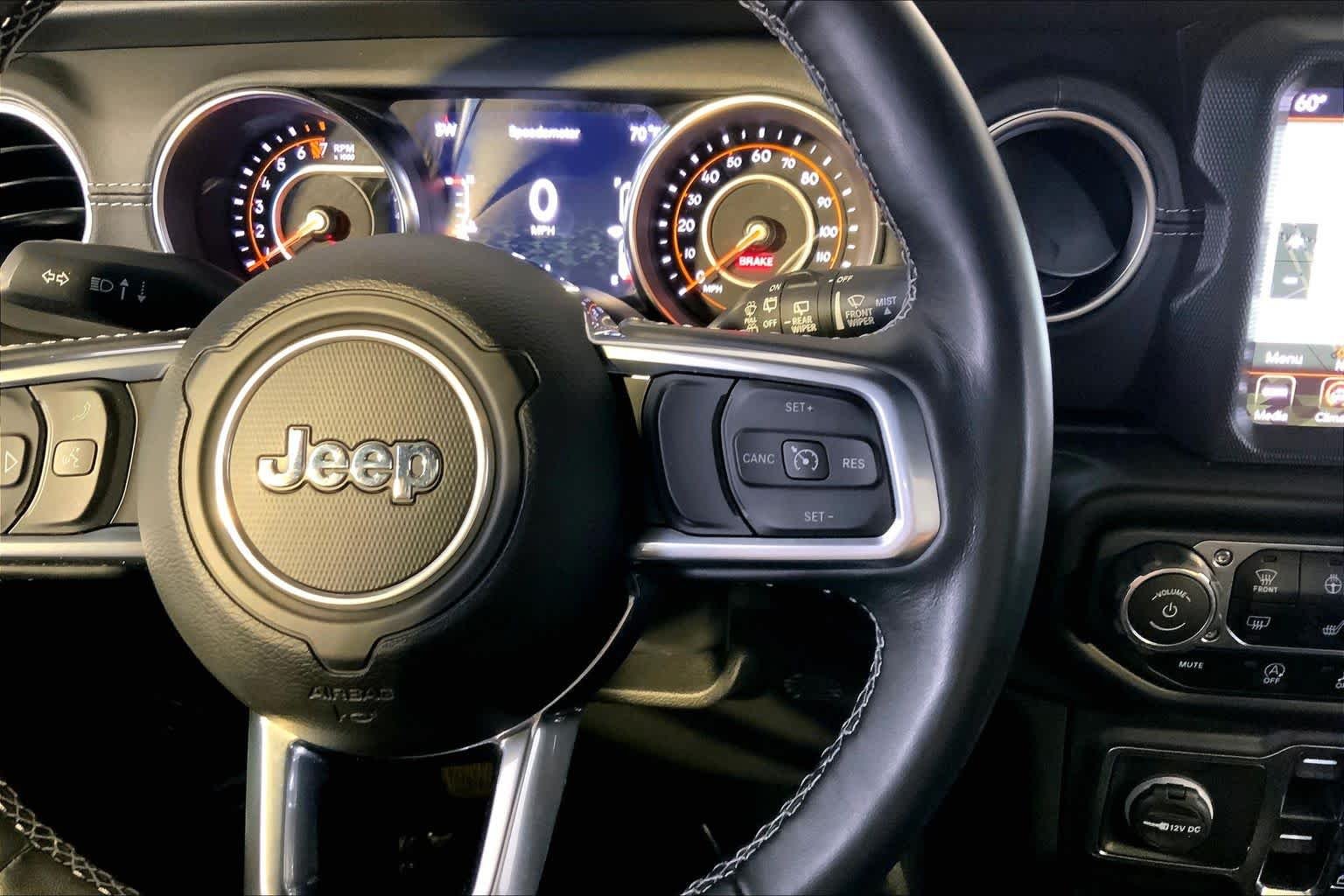 Used 2022 Granite Crystal Metallic Clearcoat Jeep Unlimited Sahara image 25