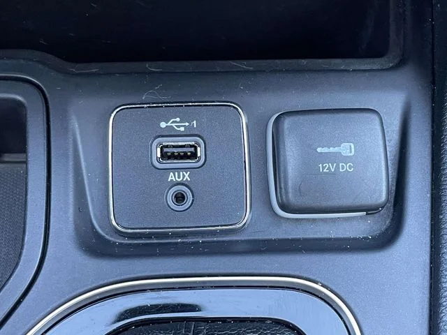 Certified Used 2019 Diamond Black Jeep Latitude Plus image 27