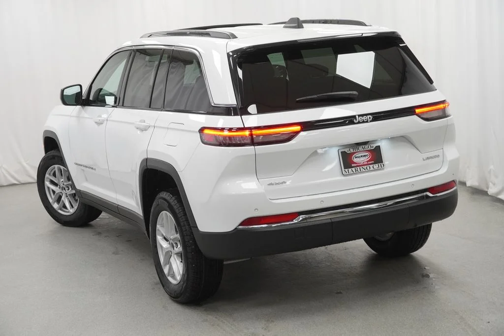 New 2026 Bright White Clear-Coat Exterior Paint Jeep Laredo X image 11