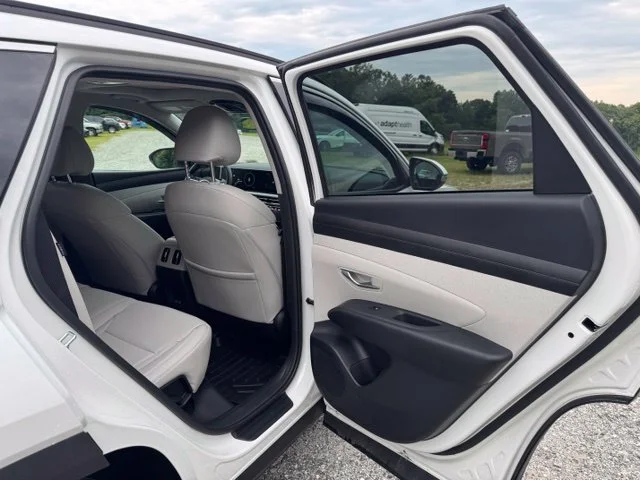 Used 2025 White Hyundai SEL Convenience image 15