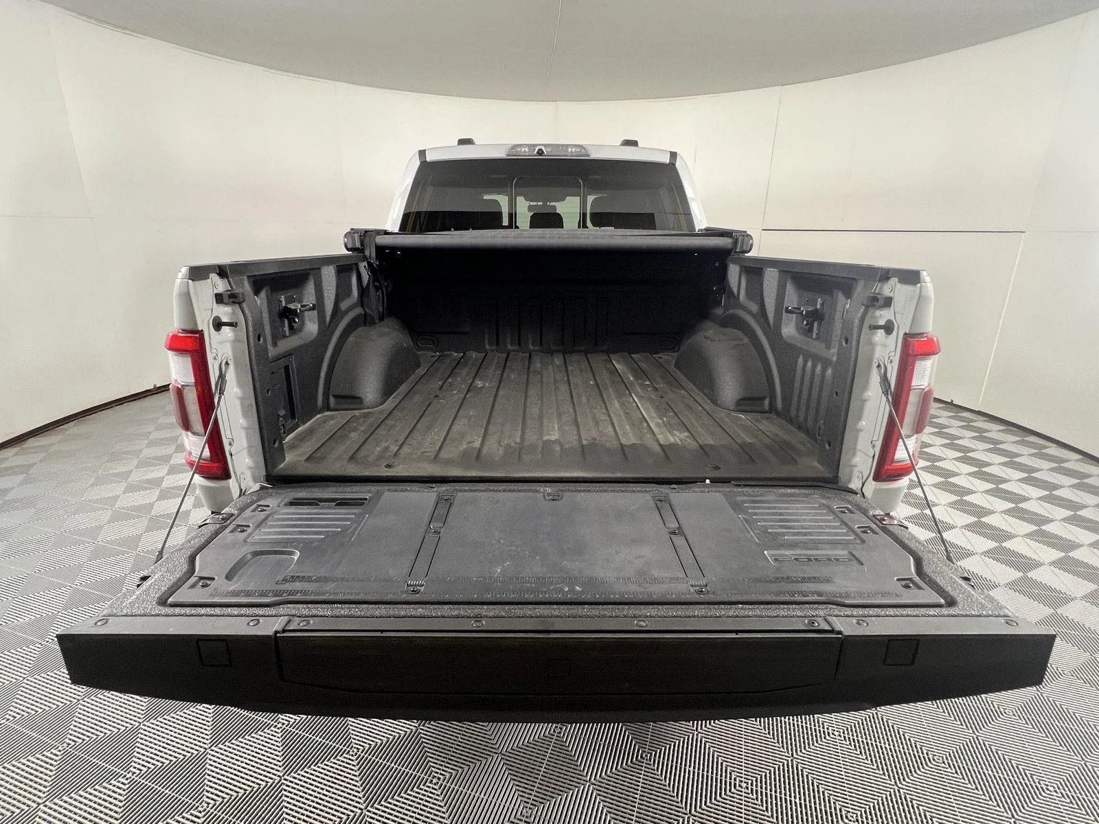 Used 2023 Avalanche Gray Ford Raptor image 25