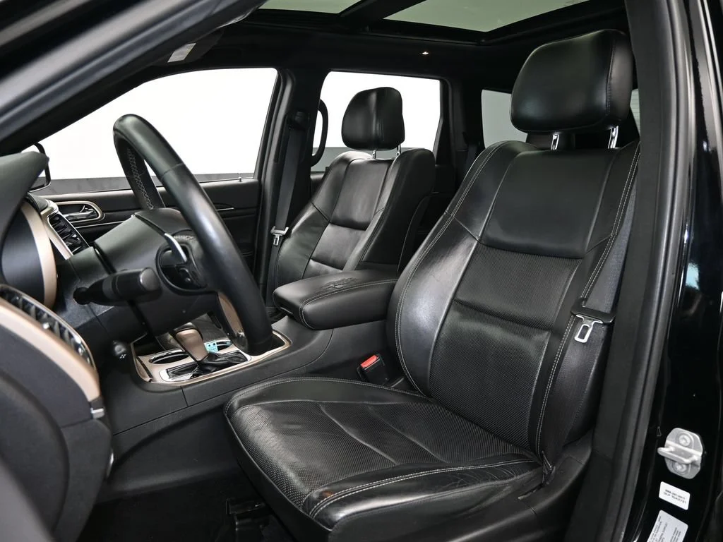 Used 2017 Diamond Black Crystal Pearlcoat Jeep Limited image 10