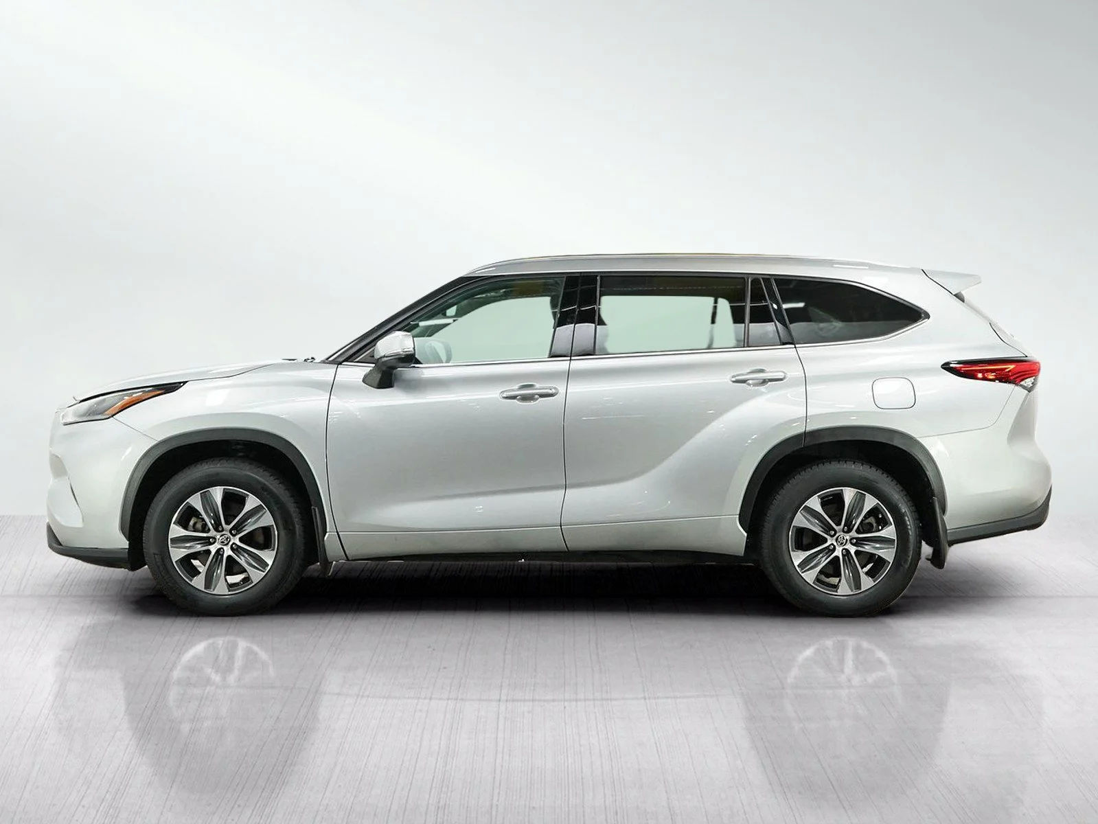 Used 2021 Silver Toyota 4D WAGON XLE AWD image 2