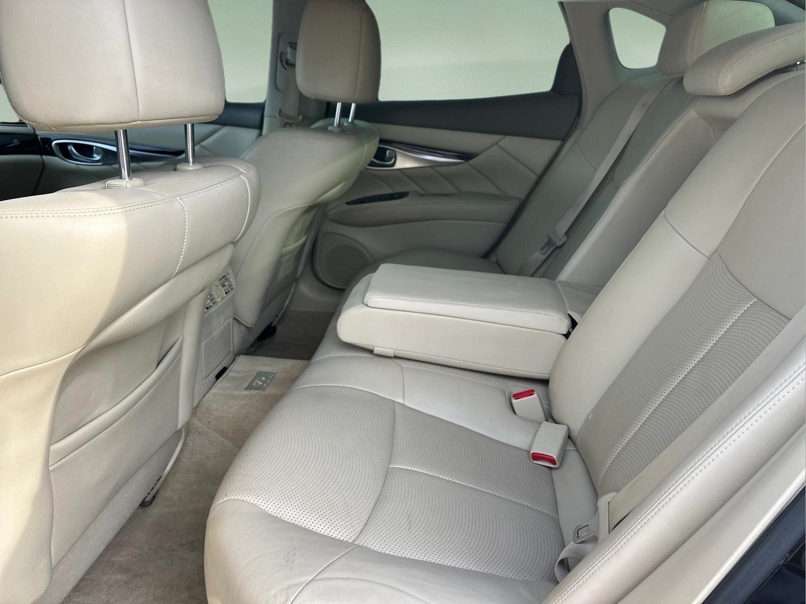 2011 INFINITI M 37 - Photo 13
