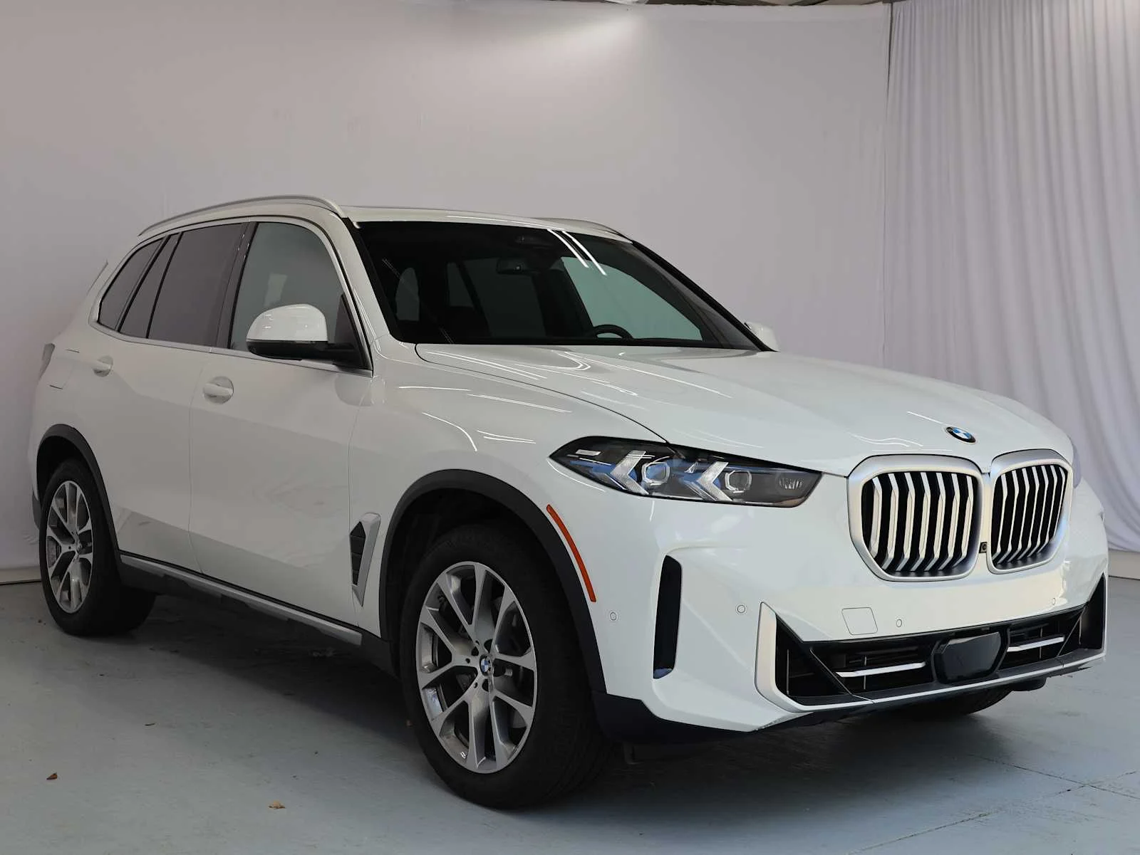 Certified Used 2026 Alpine White BMW xDrive40i image 3