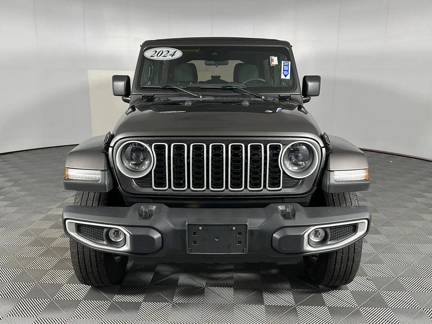 Used 2024 Granite Crystal Metallic Clearcoat Jeep Sahara image 6