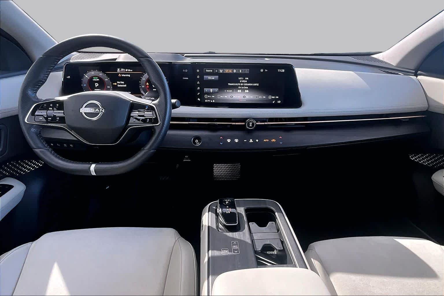 Used 2023 Everest White Pearl Tricoat/Black Diamond Pearl Nissan ENGAGE image 14