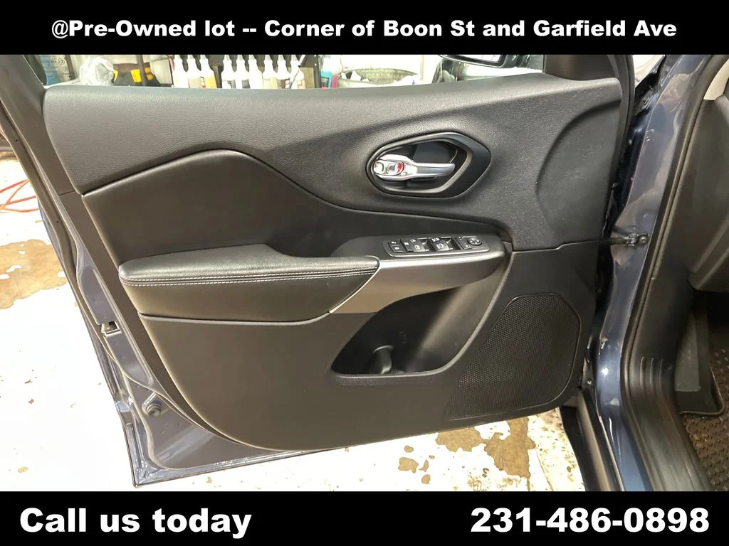 Used 2019 Blue Jeep Latitude Plus image 15