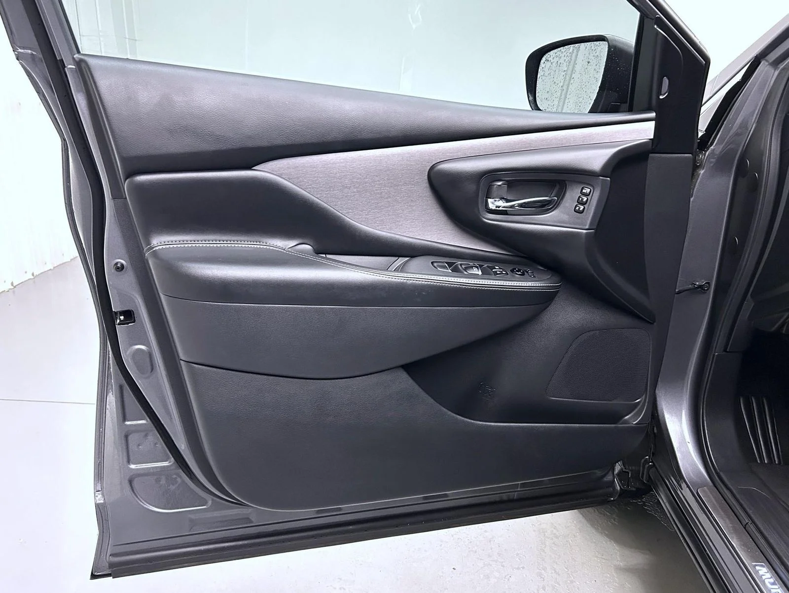 Used 2022 Gray Nissan SL image 9