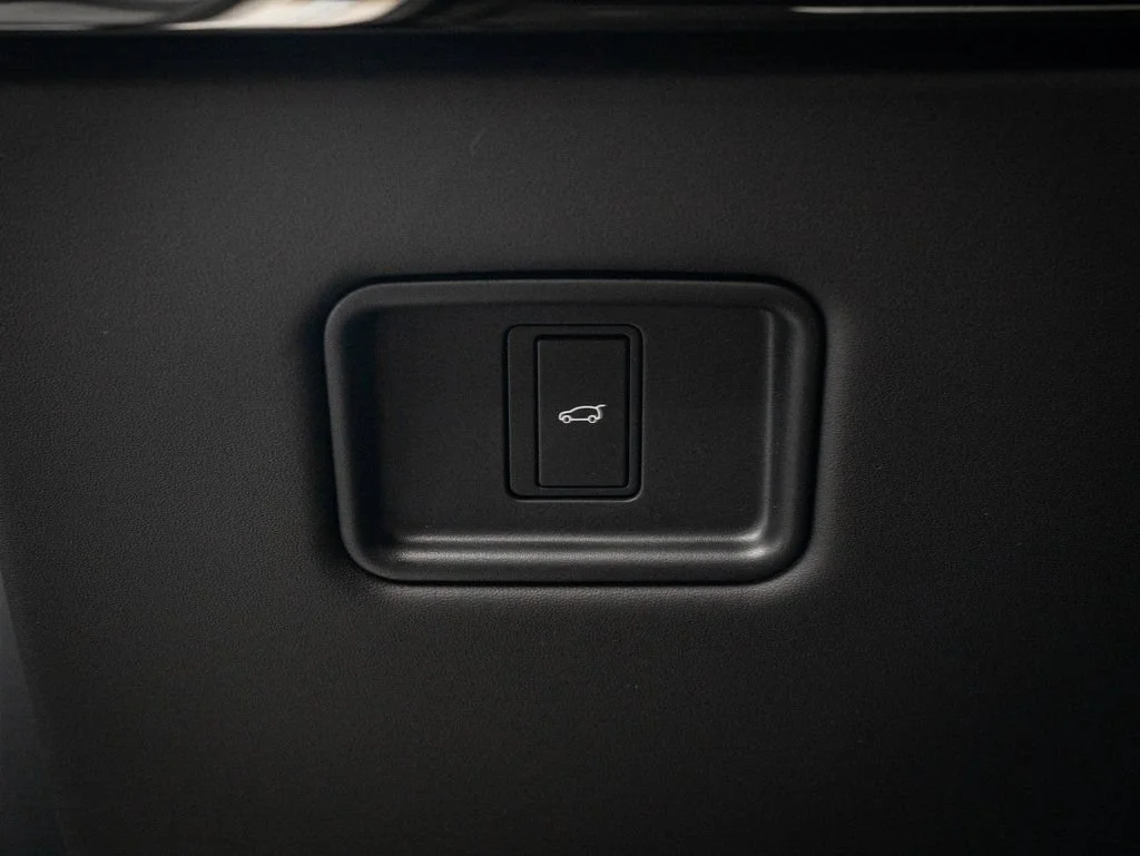 New 2026 Santorini Black Metallic Land Rover Dynamic SE image 41