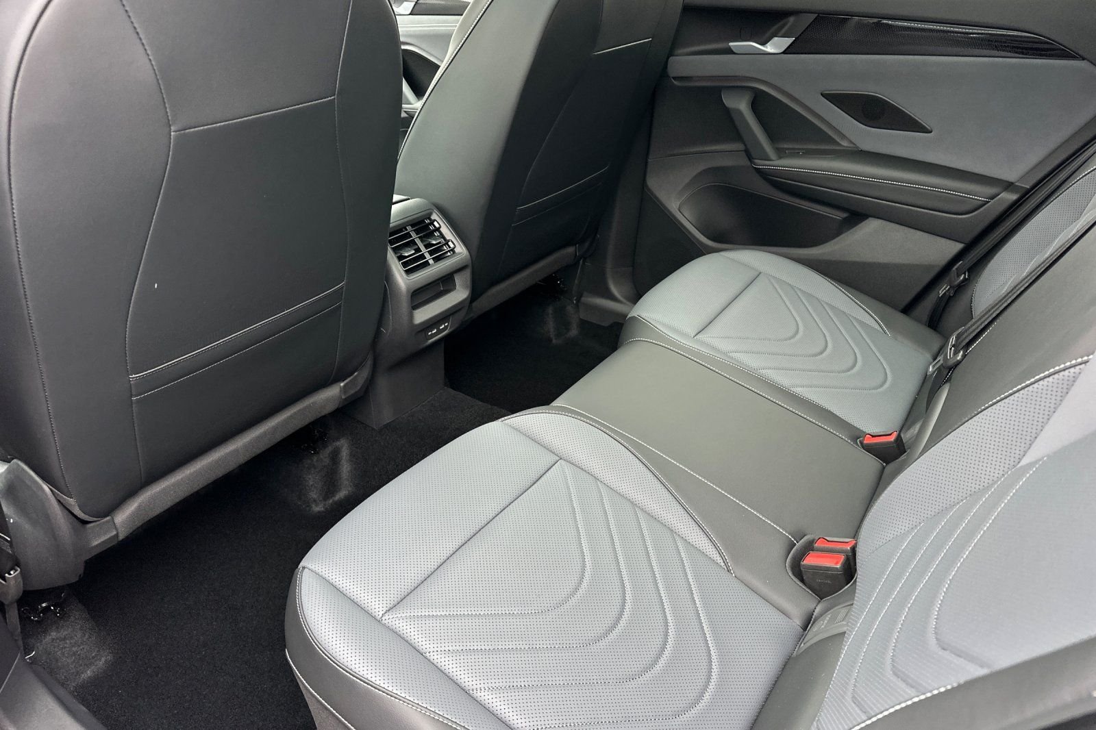New 2026  Volkswagen 2.0T SE R-Line Black image 12