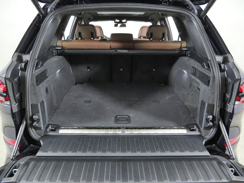 New 2026 Carbon Black Metallic BMW xDrive50e image 28