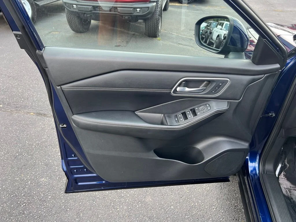 Used 2024 Deep Ocean Blue Nissan Platinum image 10
