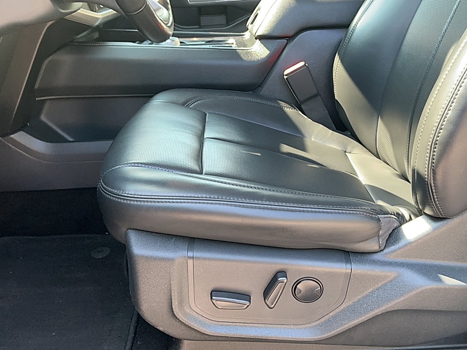 Used 2022 Dark Matter Metallic Ford XLT MAX image 14