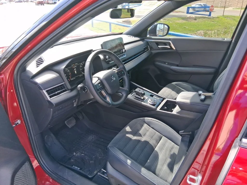 Used 2024  Mitsubishi SE image 10