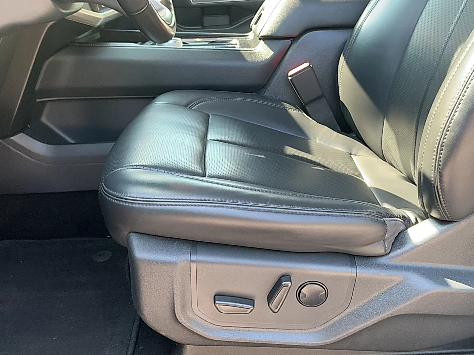Used 2022 Dark Matter Metallic Ford XLT MAX image 14