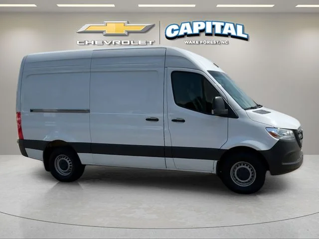 Used 2025  Mercedes-Benz Cargo 144 WB image 8