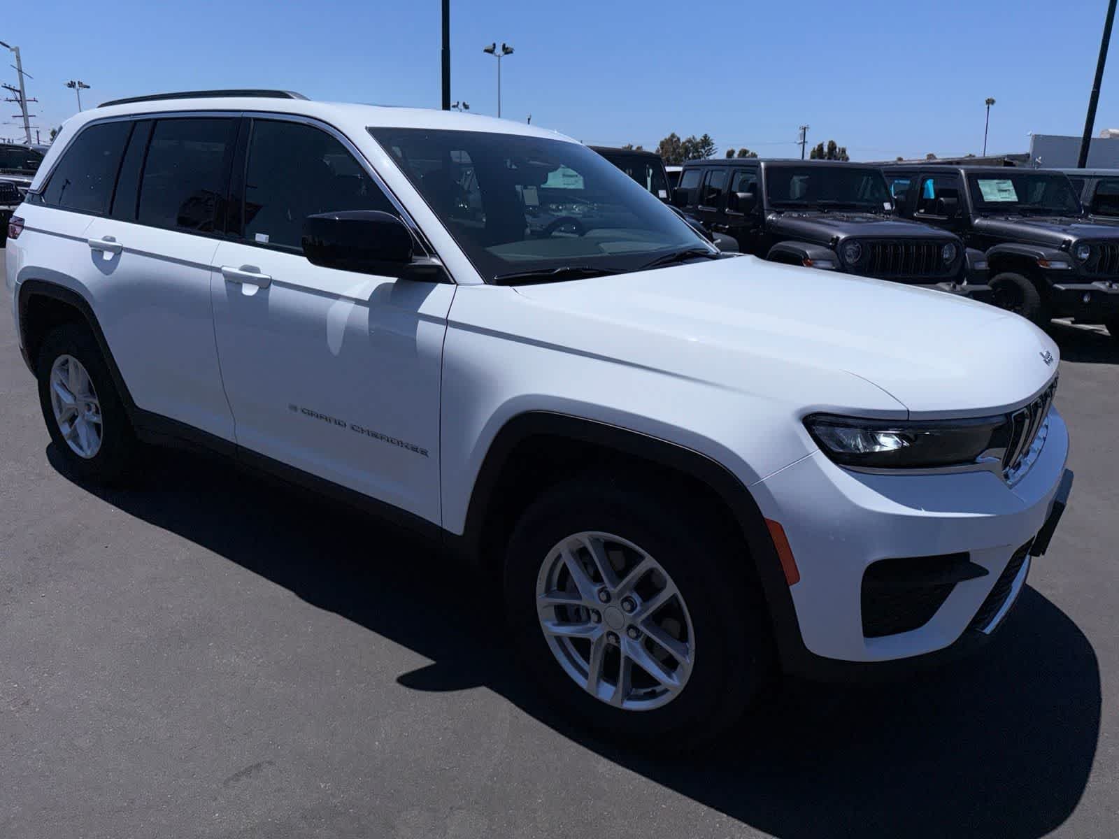 Used 2025 Bright White Clearcoat Jeep Laredo X image 7