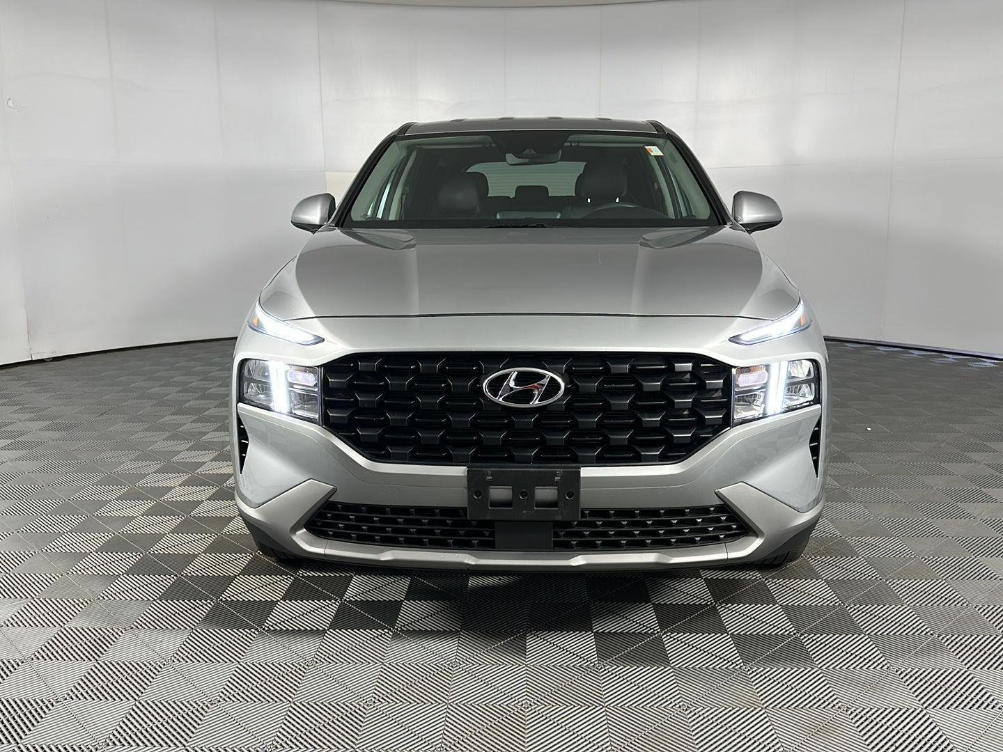 Used 2021 Shimmering Silver Hyundai SE image 2