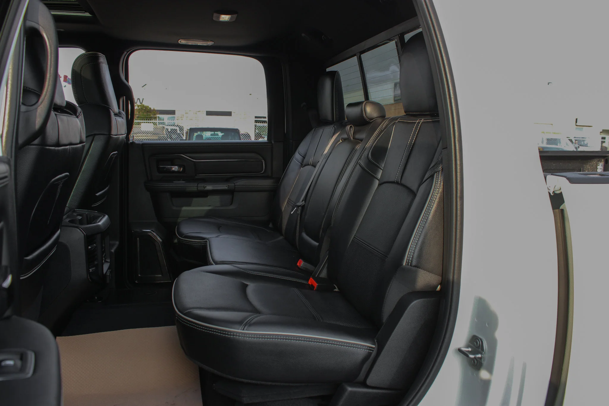 Used 2024 White RAM Limited* Night Edition 4x4 | 6.7L Cummins | Heated & Ventilated Seats | Sunroof | 5th Wheel Prep image 20