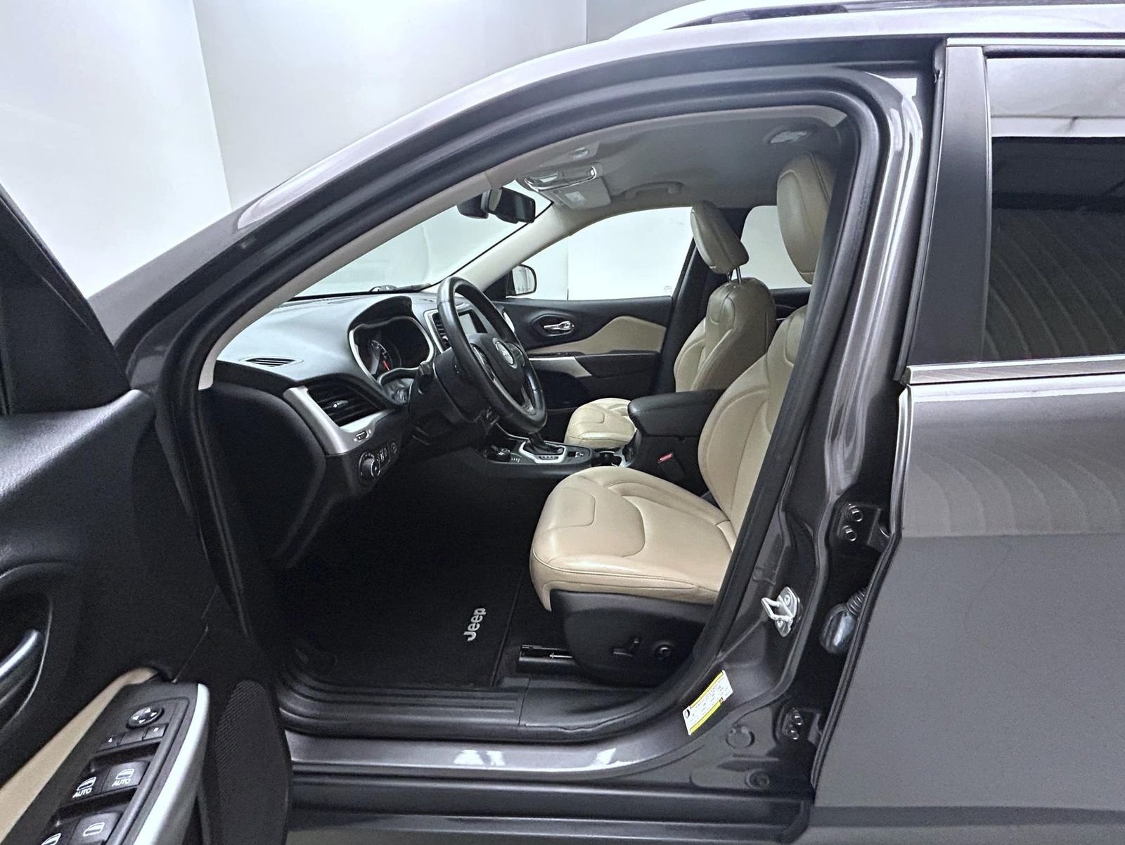 Used 2018 Gray Jeep Limited image 10