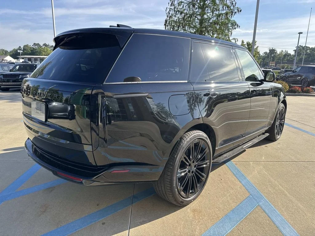 New 2026 Santorini Black Land Rover SE image 3