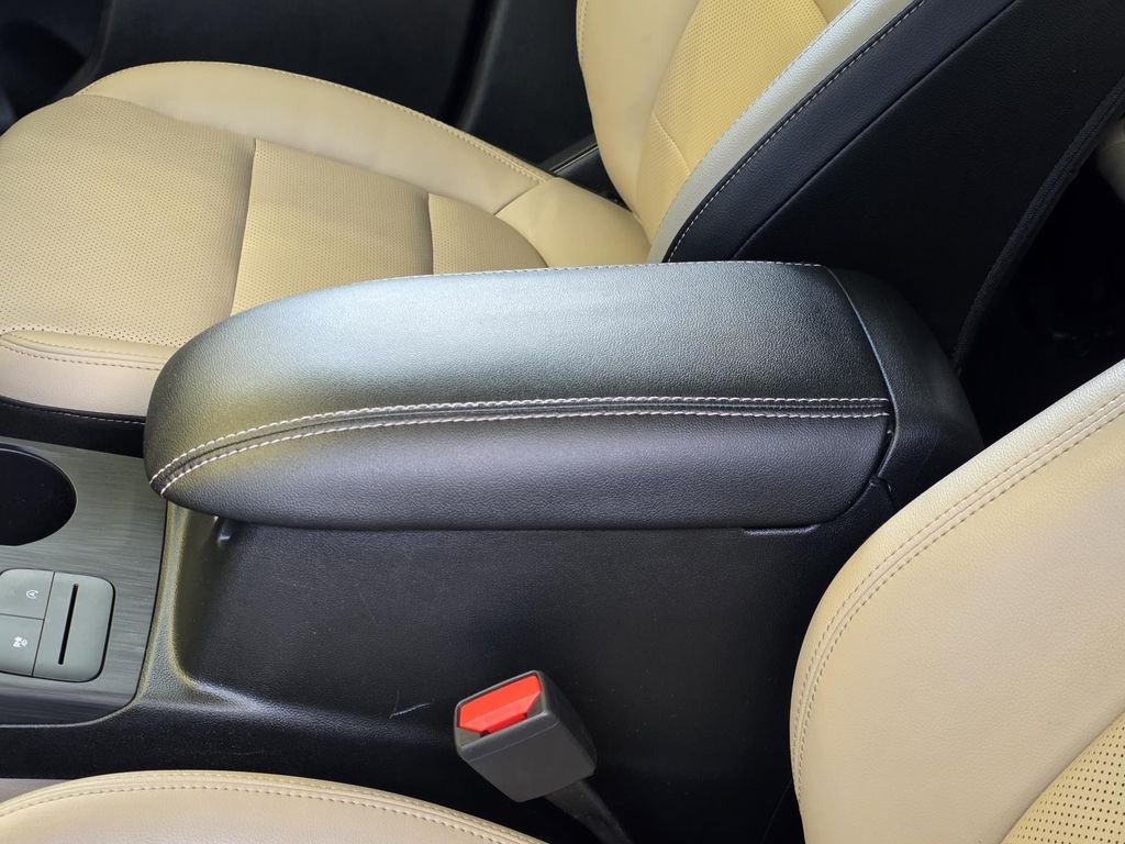 Used 2022 White Ford SEL image 9