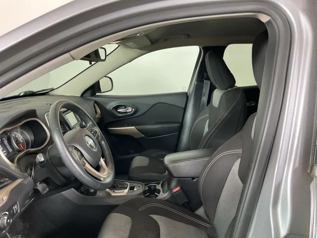 Used 2018 Silver Jeep Latitude image 10